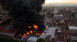 Se incendia en Tepito plaza de calzado: bomberos de la CDMX sofocan llamas en un 70% y hay m&aacute;s de 20 locales afectados
