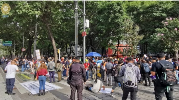 Marcha contra la militarizaci&oacute;n en CDMX: contingentes comienzan a congregarse en Paseo de la Reforma