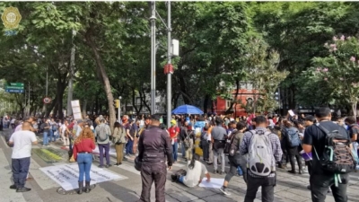 Marcha contra la militarizaci&oacute;n en CDMX: contingentes comienzan a congregarse en Paseo de la Reforma