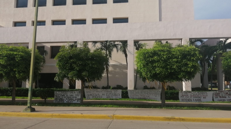 Colocan mantas con mensajes en la FGE que se&ntilde;alan al grupo criminal "Los Chapitos" de proteger a funcionario presuntamente responsable de homicidio