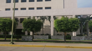 Colocan mantas con mensajes en la FGE que se&ntilde;alan al grupo criminal "Los Chapitos" de proteger a funcionario presuntamente responsable de homicidio
