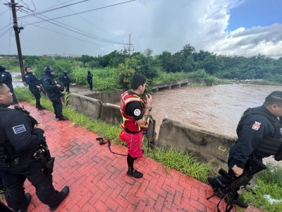 Joven de 16 años sale a bañarse en la lluvia y es arrastrado por la corriente de un arroyo en Culiacán; Protección Civil aún lo busca