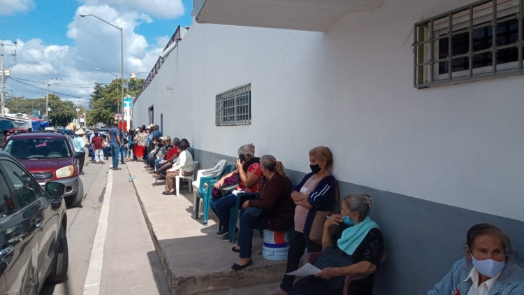Largas horas y distancia recorren los adultos mayores en Mocorito para ser vacunados