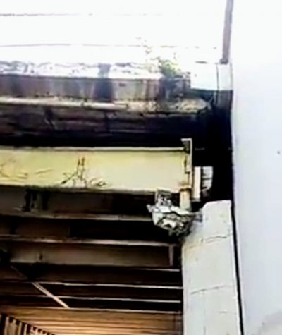 Denuncian peligro por desprendimiento de una viga del puente Obreg&oacute;n
