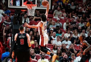 Mexicano brilla en el Heat; Miami avanza a playoffs de la NBA