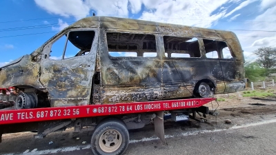 Unidad calcinada sobre la autopista Benito Juárez fue retirada por la Guardia Nacional