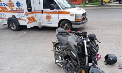 Dos j&oacute;venes que circulaban en motocicleta resultan heridos tras accidente, en Cosal&aacute;, son trasladados a hospital de Culiac&aacute;n