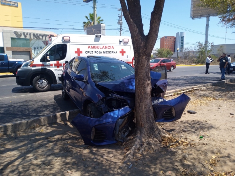 Por quedarse dormido un hombre provocó accidente en el bulevar Pedro Infante