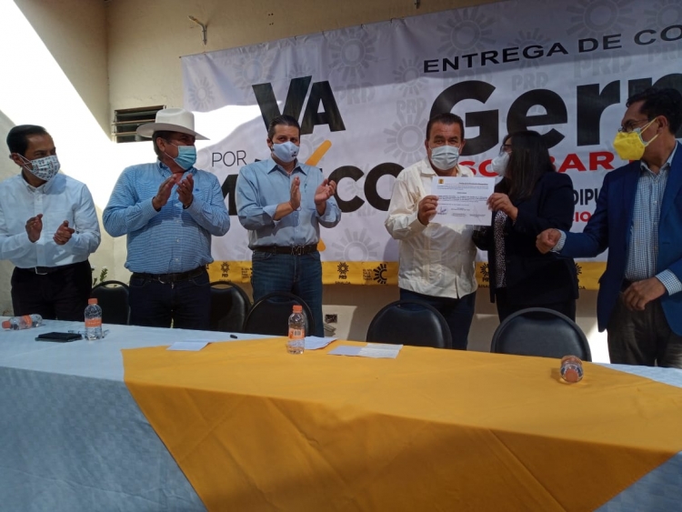 Mario Zamora atestiguo entrega de constancia al perredista Germ&aacute;n Escobar