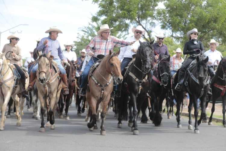 Encabeza Gobernador Rocha Moya Cabalgata de inicio de la Expo Feria Ganadera 2025, en Culiac&aacute;n