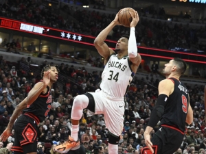 Bucks vencen a Bulls, pero su astro griego Antetokounmpo se lesiona