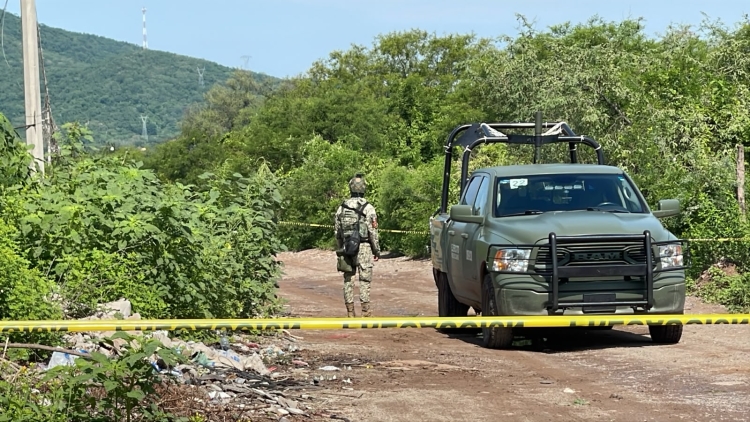 Abandonan el cuerpo de una persona asesinada y encobijada, en Loma de Rodriguera, en Culiac&aacute;n