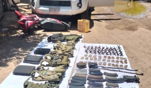 En Navolato, Sinaloa, Guardia Nacional asegura camioneta con armas largas, cargadores, cartuchos, chalecos tácticos y ponchallantas