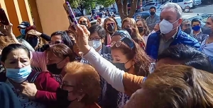 Con retraso y desorden comenz&oacute; la votaci&oacute;n para renovar la dirigencia del SNTE 53