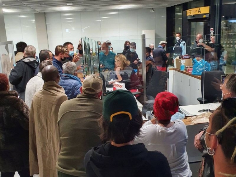 Holanda aísla a 61 pasajeros que dieron positivo a covid en vuelo de Sudáfrica