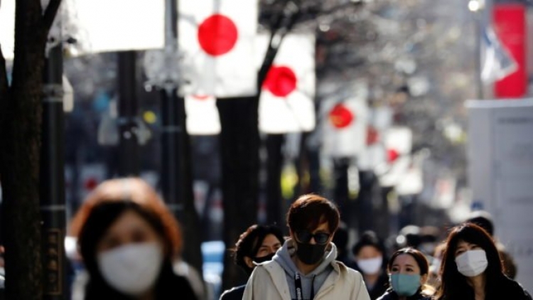 Japón extiende estado de emergencia y refuerza restricciones