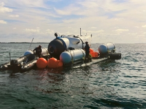 Desaparece un submarino con turistas que exploraban los restos del Titanic bajo el agua
