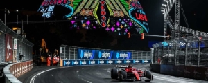 Por fin inicia ca&oacute;tico 2do ensayo del GP Las Vegas, dominado por Leclerc; Checo es cuarto