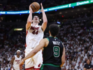Heat vence a Celtics y se pone a un paso de las finales de la NBA