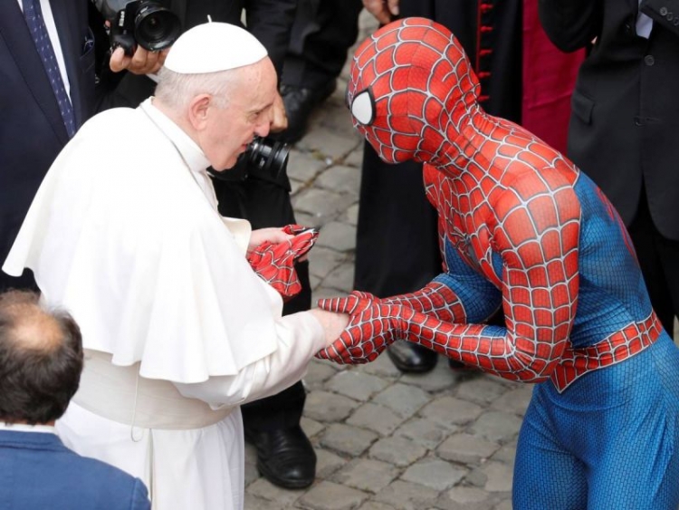 Spider-Man visita al Papa en El Vaticano