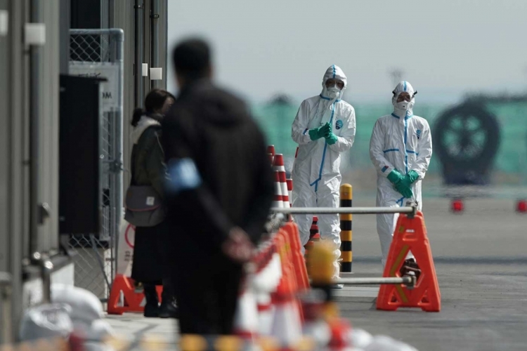 Evacuan a ciudadanos confinados en crucero en Japón