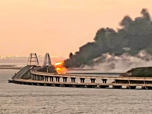 Colapsa estrat&eacute;gico puente Rusia-Crimea por explosi&oacute;n