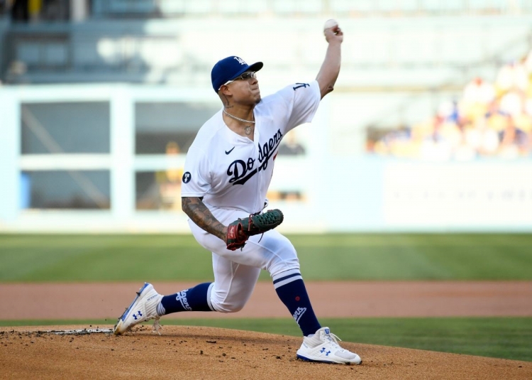 Julio Ur&iacute;as mantiene su racha de victorias y los Dodgers le dieron una paliza a los Padres de San Diego