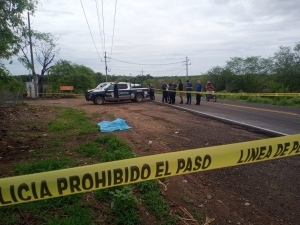 Hallan asesinada a una mujer, en carretera que va a Los Cascabeles, en Culiac&aacute;n