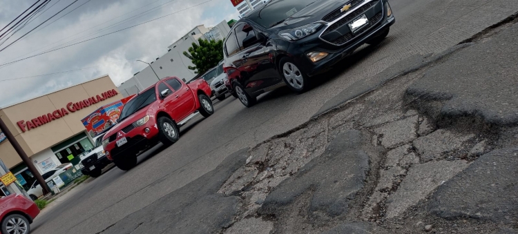 Lluvias y drenaje deficiente causan la proliferaci&oacute;n de baches