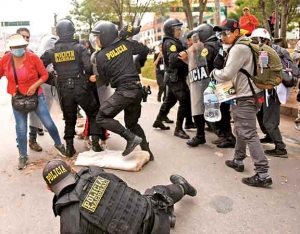 Manifestantes tratan de tomar aeropuerto en Per&uacute;