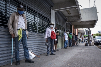 Mexicanos perciben un ingreso no mayor a dos salarios mínimos, señaló el Inegi