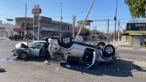 Una mujer adulta y un menor de edad, resultaron lesionados en un accidente tipo choque