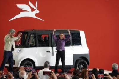 Sheinbaum presenta 'Olinia': El primer auto el&eacute;ctrico 100% mexicano concebido para la movilidad urbana y la inclusi&oacute;n