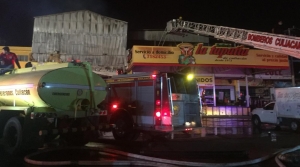 Fuerte incendio se registró en una bodega y local del mercado de abastos en Culiacán