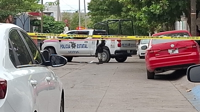 Mujer es asesinada a tiros frente a su hijo, afuera de la Secundaria ETI 91, en Villa Bonita, Culiac&aacute;n