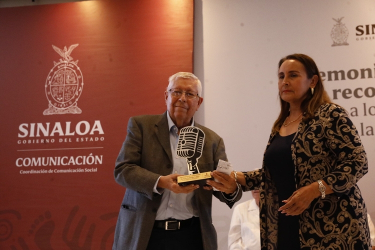 Gobierno del Estado Reconoce a 12 locutores insignia de la radiodifusión sinaloense