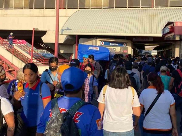 &lsquo;Colapsa&rsquo; el Metro de Monterrey por fallas en m&aacute;quinas y regreso a clases en la UANL