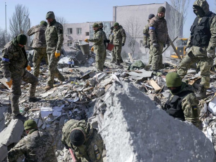Rusia bombardea cuartel en Ucrania; hay decenas de muertos