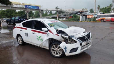 Chocan patrulla y taxi; resultan dos menores heridos, en Culiacán