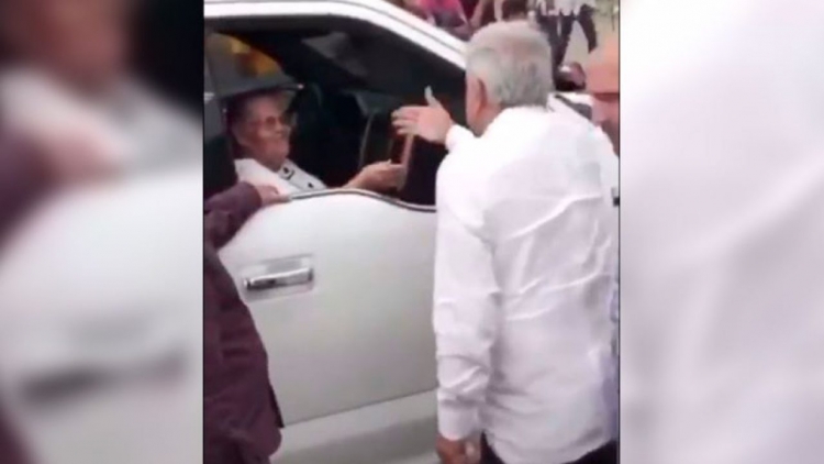 Respetuoso saludo de López Obrador a mamá de El Chapo durante su visita a Badiraguato