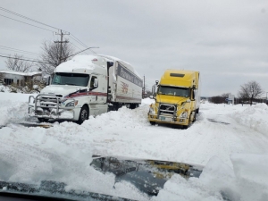 Fuertes nevadas en Nueva York dejan muertos y embotellamientos en carreteras