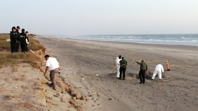 El cuerpo de una persona fue hallado enterrado junto a la playa El Vig&iacute;a