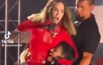 Belinda termina lastimada luego de que un fan saltara al escenario y no la soltara