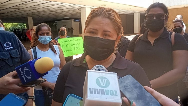 Se comprometi&oacute; el gobernador con las viudas de polic&iacute;as a quitar el veto