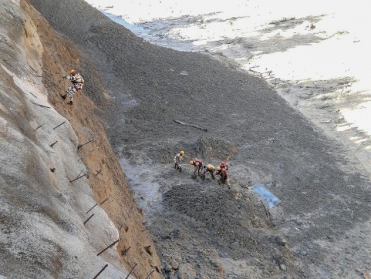Unos 200 desaparecidos en India tras caída de trozo de glaciar