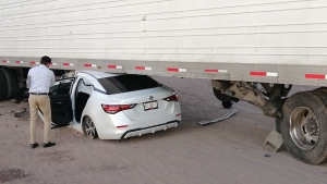 Dos j&oacute;venes resultan ilesos tras impactarse contra un tr&aacute;iler, en accidente ocurrido sobre la carretera M&eacute;xico 15 a la altura del Seminario