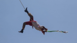 Danzante volador pierde la vida al caer 15 metros de altura en Puebla