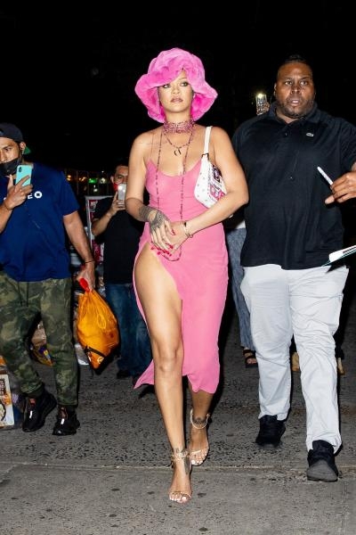 Rihanna deslumbra con lencer&iacute;a traslucida