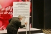Firma Rub&eacute;n Rocha carta compromiso con la Cuarta Transformaci&oacute;n