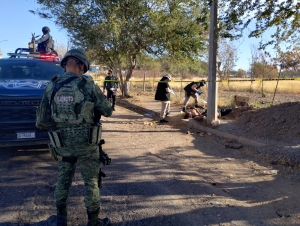 ¡Con un radio en el pecho! Abandonan cuerpos de dos hombres ejecutados en sector Barrancos, de Culiacán